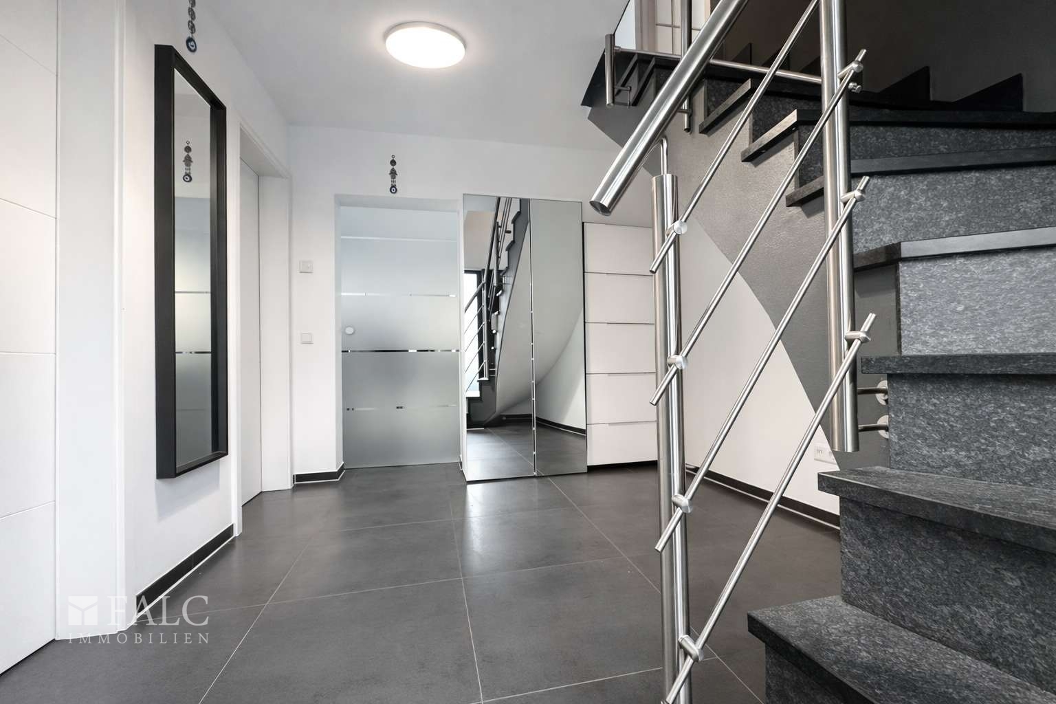 Moderner Entree mit grauen Akzenten